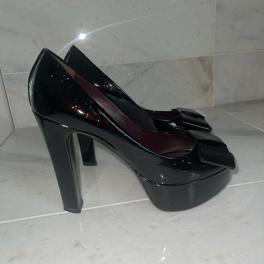 Louis Vuitton Patent Bow Detail Platform Pumps - Picture 2 of 4